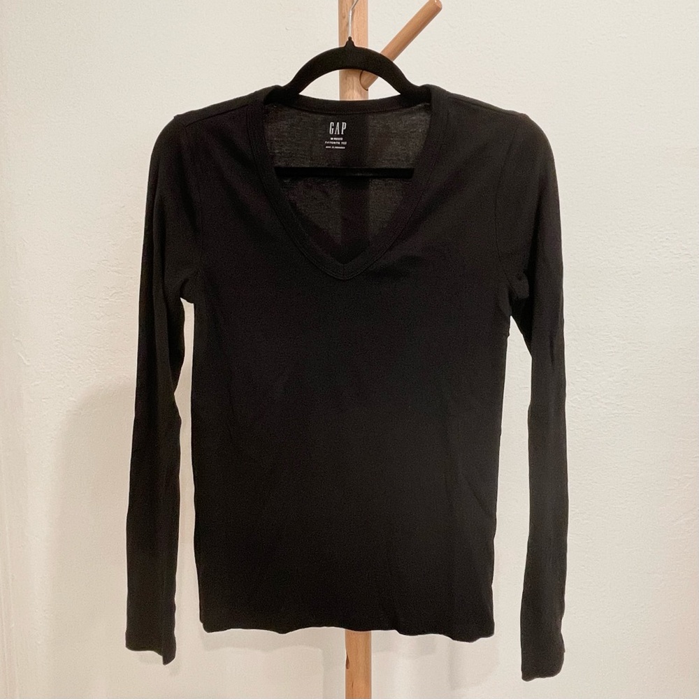 GAP Women’s Black Favorite V Neck Long Sleeve Tee